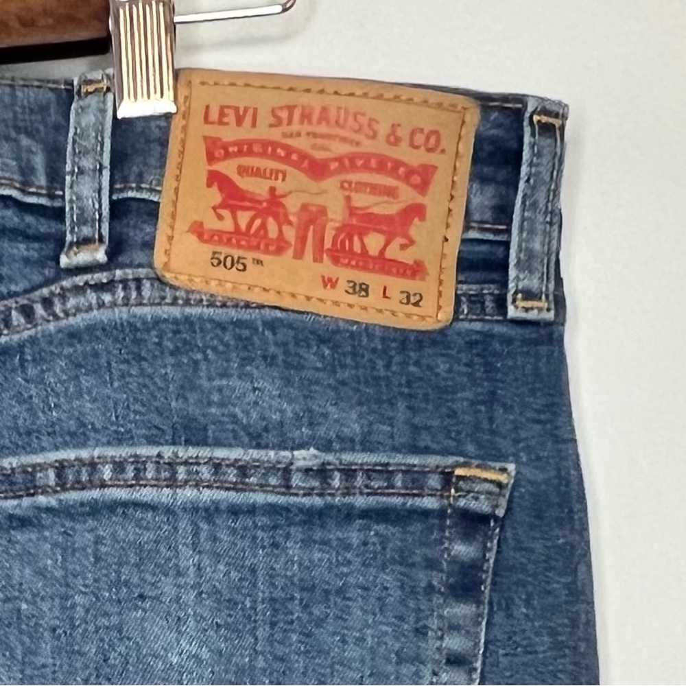 Levis 505 Jeans Mens 38x32 Straight Leg Regular Fit Medium Wash Denim